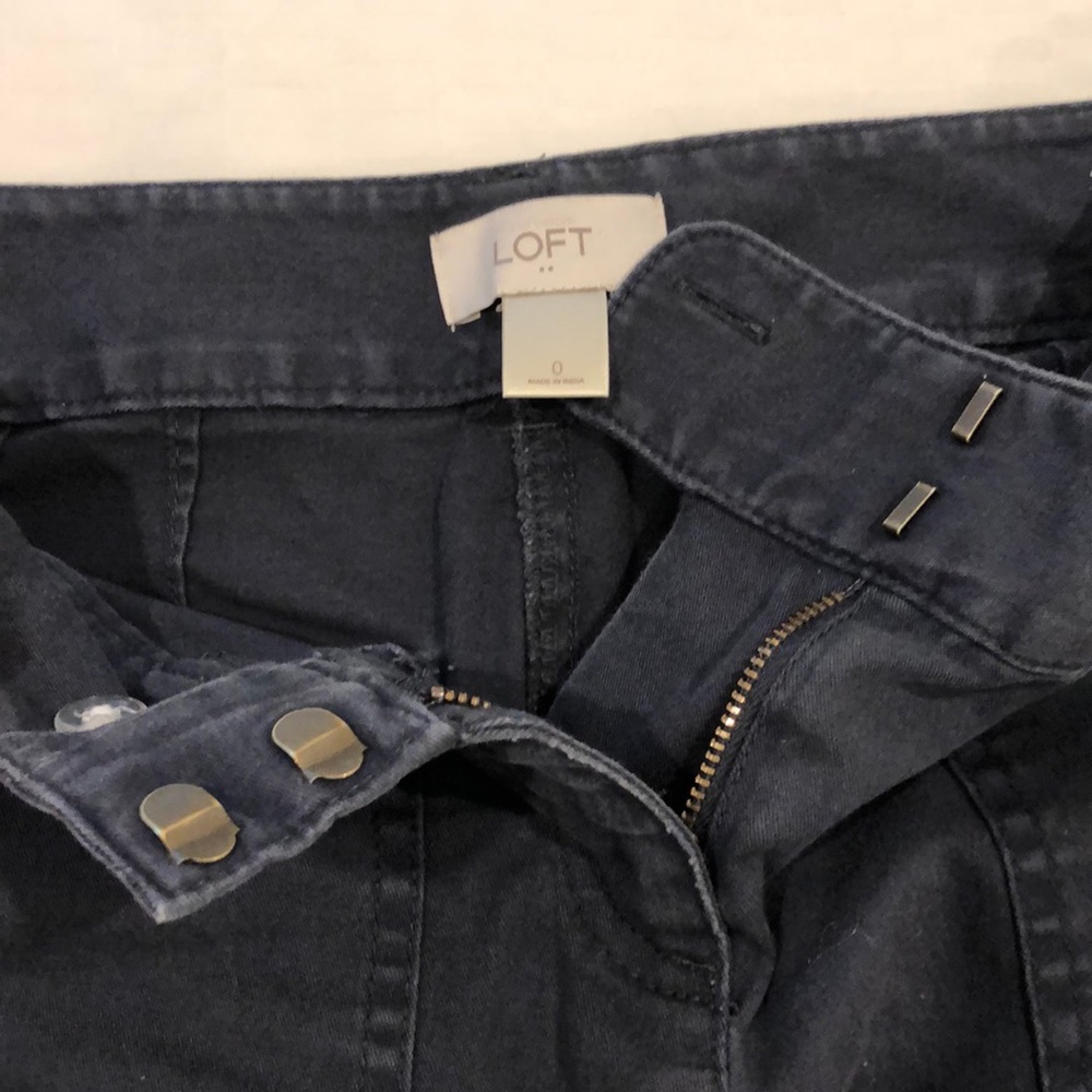 LOFT navy blue skinny belted cargo pant 0 - Picture 2 of 4